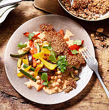 Bunte Gemüsepfanne mit roter Paprika, Zucchini und Aubergine, ergänzt durch cremige Brunch-Paprika‑Kichererbsen und knusprigen Buchweizen.