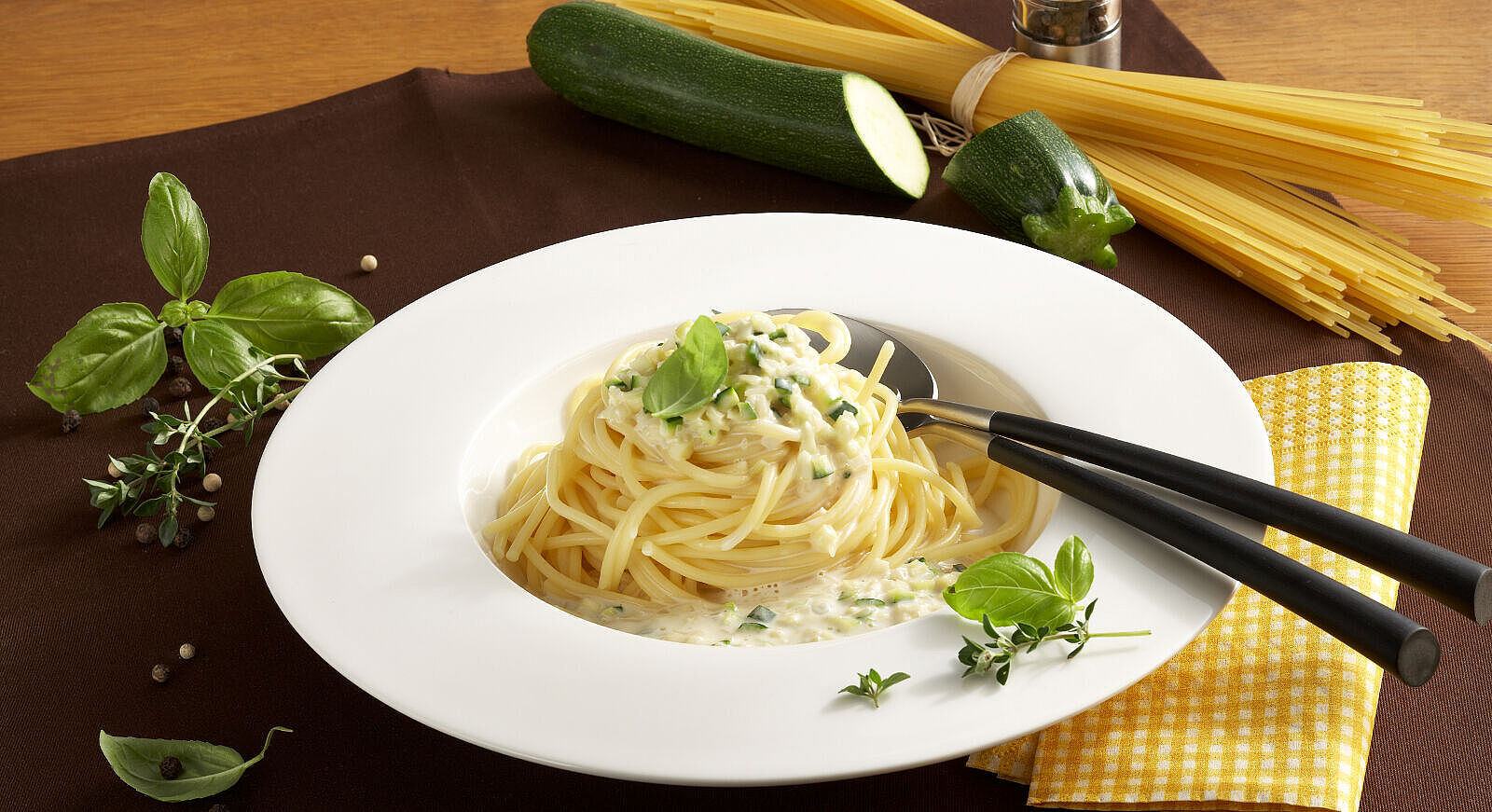Spaghetti mit Gemüse-Käsesoße