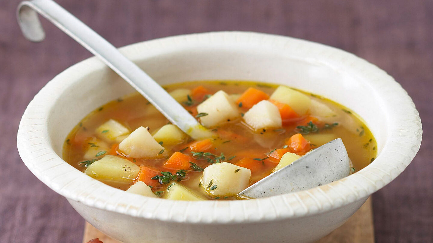 Eine Schüssel kalorienarmer Gemüsesuppe, reich an Farben und frischen Zutaten