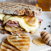 Rezept für herzhaft süßes Sandwich mit Birnen und Käse