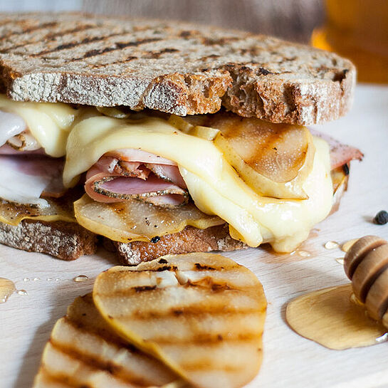 Herzhaft-süßes Sandwich mit Birnen und Käse Rezept für herzhaft süßes Sandwich mit Birnen und Käse