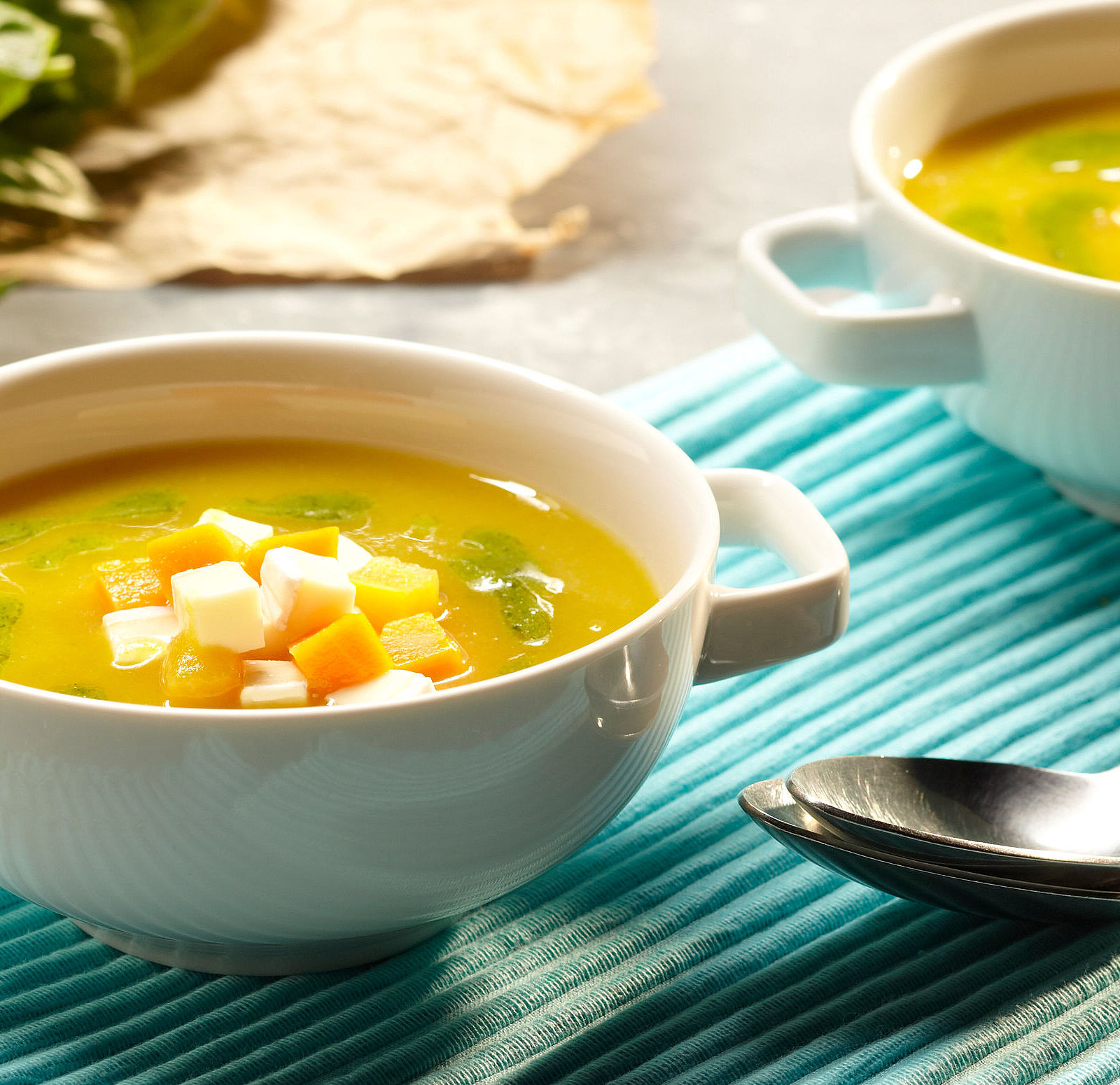 Feine Gemüsesuppe mit Pesto