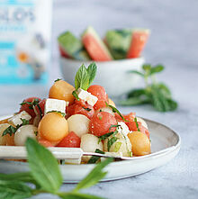 Fruchtiger Melonensalat aus Wassermelone, Cantaloupe und Honigmelone, kombiniert mit würzigem Feta und frischer Minze.