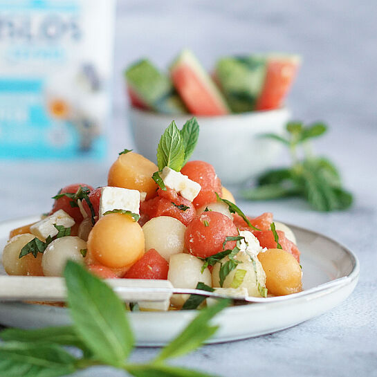 Fruchtiger Melonensalat aus Wassermelone, Cantaloupe und Honigmelone, kombiniert mit würzigem Feta und frischer Minze.