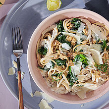 Spaghetti mal anders: Mit Spinat und BRESSO Frischkäse garniert mit Dill