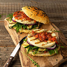 Griechischer Burger mit ISLOS Grillkäse, frischem Rucola Salat und fruchtigen Tomaten Chutney