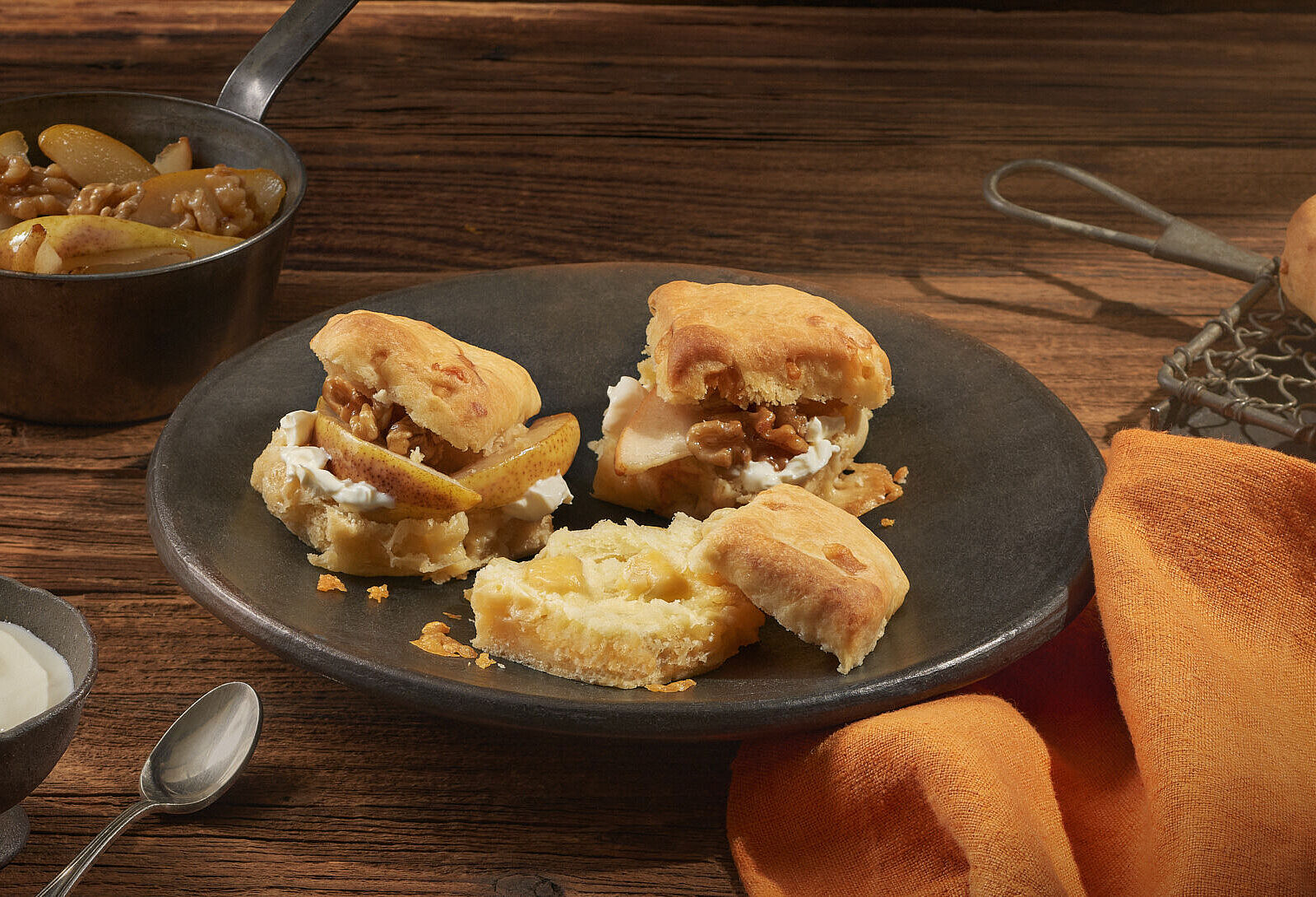 Scones mit Cheddar und glasierten Birnen