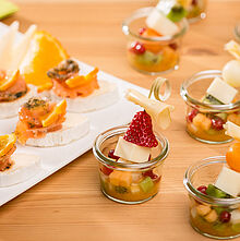 Dieses Fingerfood kombiniert frisches Obst mit herzhaften Géramont Käsehäppchen an Graved Lachsscheiben. 