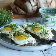 2 Stullen bestrichen mit Bresso Kräuter der Provence und belegt mit Brateiern und Kresse. 