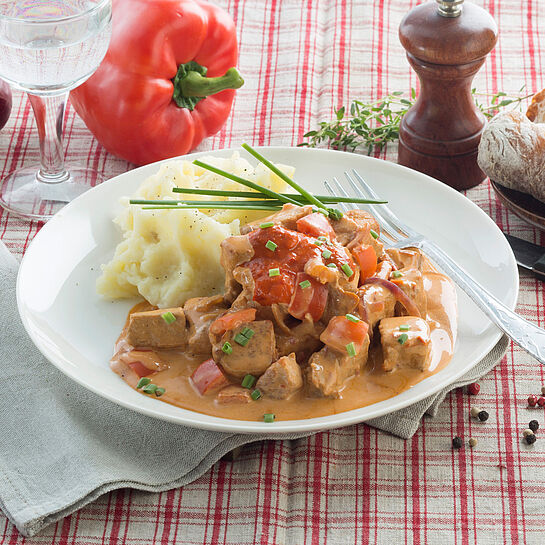 Würziges Paprika-Gulasch vom Wildschwein mit herzhafter Milkana-Wildsauce