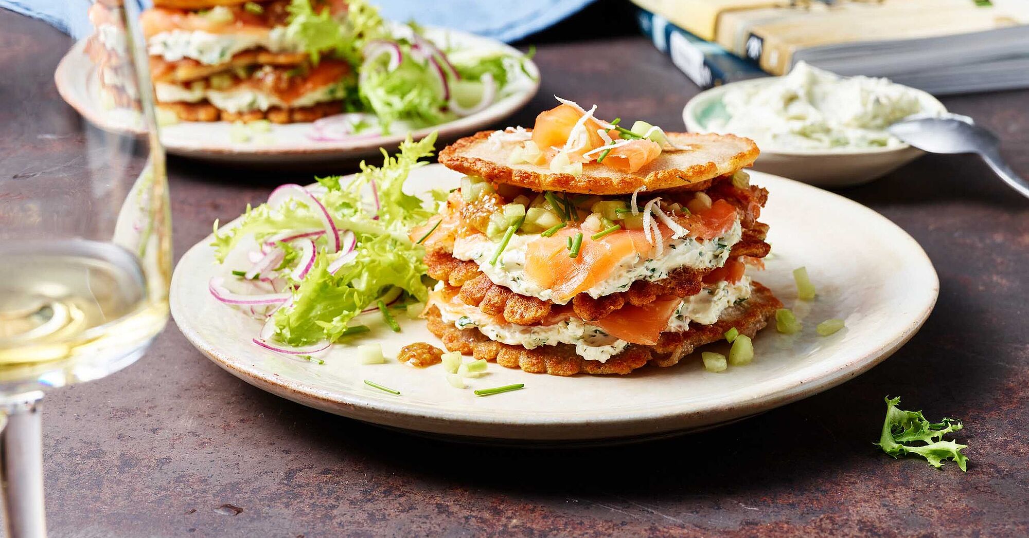 Herzhafte Buchweizen-Pfannkuchentorte mit Lachs Herzhafte Buchweizen-Pfannkuchentorte mit Lachs