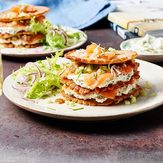 Herzhafte Pfannkuchentorte mit Lachs und Frischkäse  garniert mit Salat und Zwiebeln