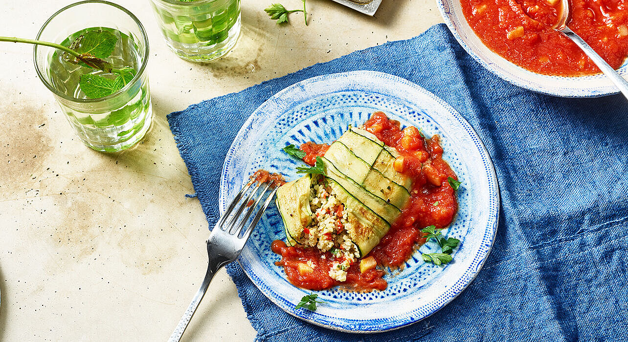 Gefüllte Zucchini-Päckchen mit Bulgur und Tomaten-Zitronen-Sauce