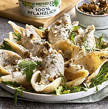 Pasta der Provence mit veganer Cremesoße aus BRESSO 100% PFLANZLICH, angereichert mit Rucola, Walnüssen und Weißwein.