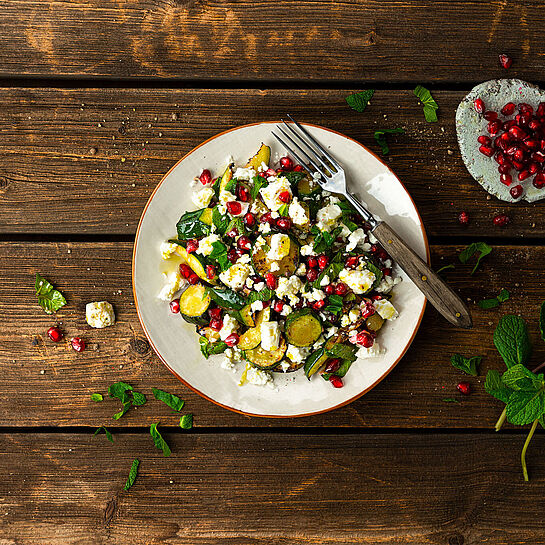 Zucchinisalat mit ISLOS Ziegenkäse und Granatapfel - Perfekt als Sommersalat