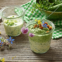 Käse-Lauch-Suppe mit Kräuterschaum aus Milkana Kräutern, zubereitet und serviert im Einwegglas