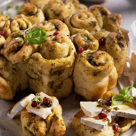 Fantastische Bärlauch Zupfbrot Röllchen mit einem Géramont-Granatapfel Topping