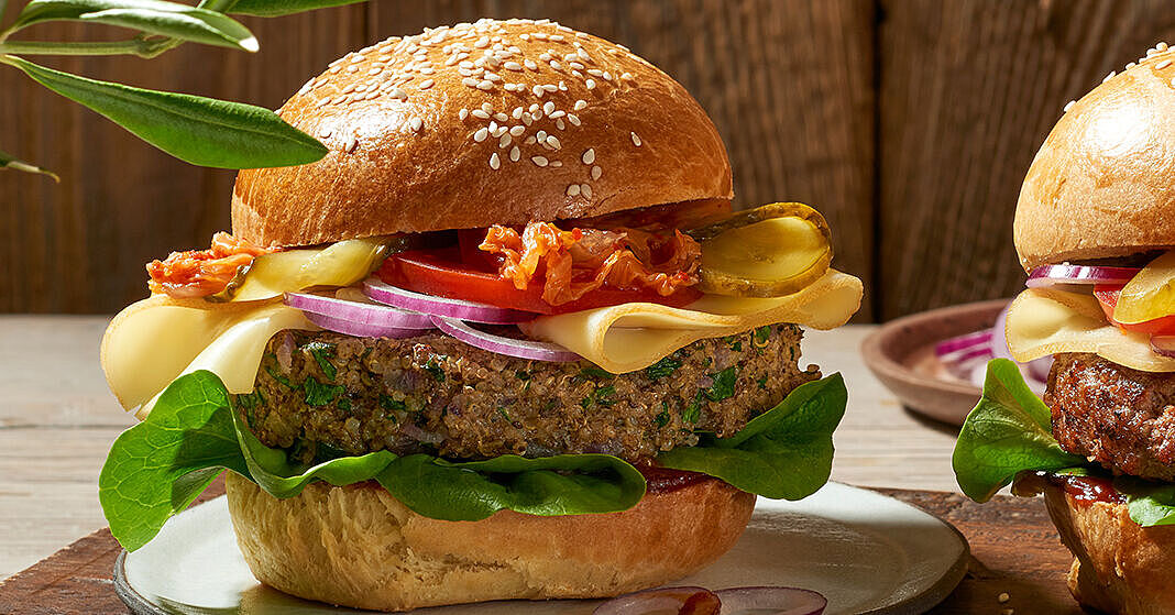 Veggie-Burger mit vegetarischem Quinoa Patty und Salatgarnitur