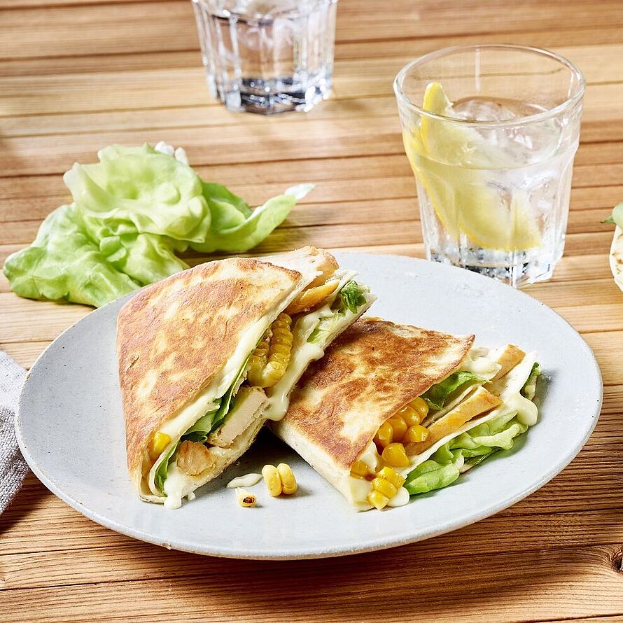 Tortilla Sandwich mit Hähnchenbrust, Mais und cremigem Milkana Pur
