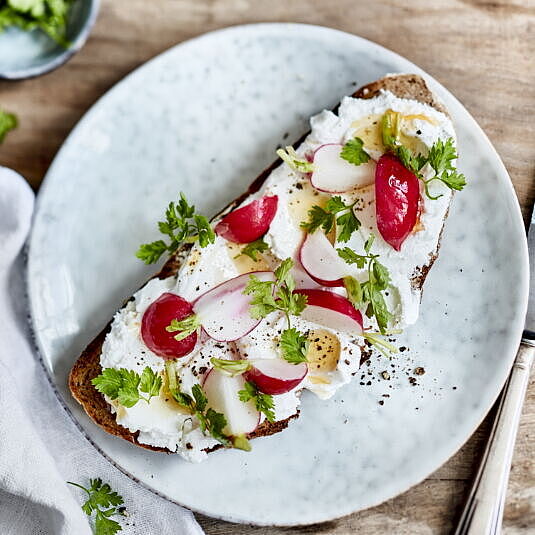 Frische und gesunde Zutaten vereint auf frischem gerösteten Graubrot. Schnell zubereitet, lecker genießen.