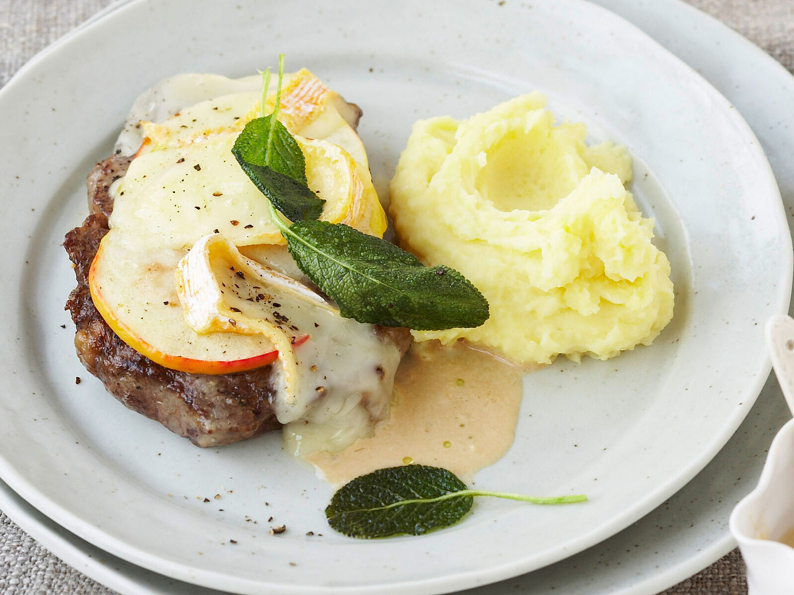 Gratinierte Steaks mit Calvadosrahm