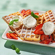 Für Naschkatzen: Marinierte Erdbeeren mit Bressocreme und Waffeln. 
