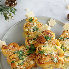 Ein appetitlicher Pizza-Weihnachtsbaum am Spieß aus Schinken und Cheddar, verziert mit einem Parmesan-Stern.