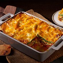 Wirsing Lasagne mit Hackfleisch und Cheddar-Kruste, die durch die Kombination von würzigem Fleisch, zartem Wirsing und einer Béchamelsauce überzeugt.