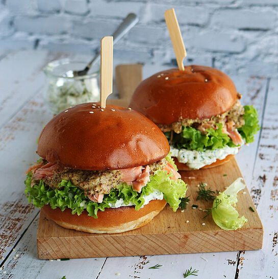 Lachsburger mit Brunch-Creme und Honigsenf-Soße