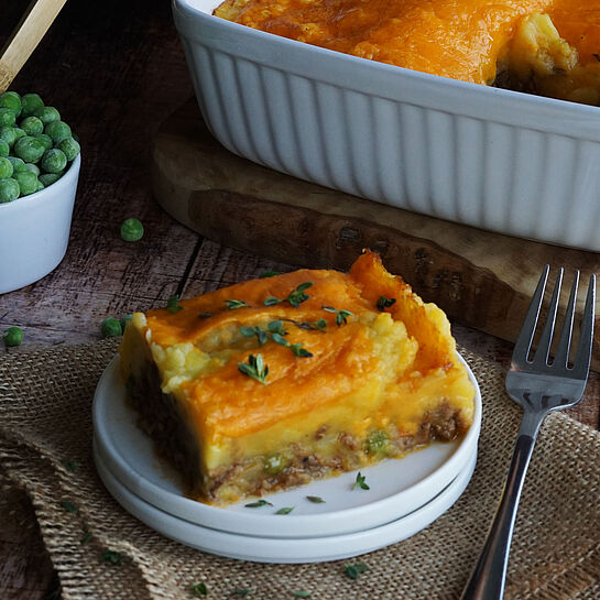 Traditioneller Shepherd&#039;s Pie mit Rinderhackfleisch, Karotten, Erbsen, cremigem Kartoffelbrei und überbacken mit Cheddar.