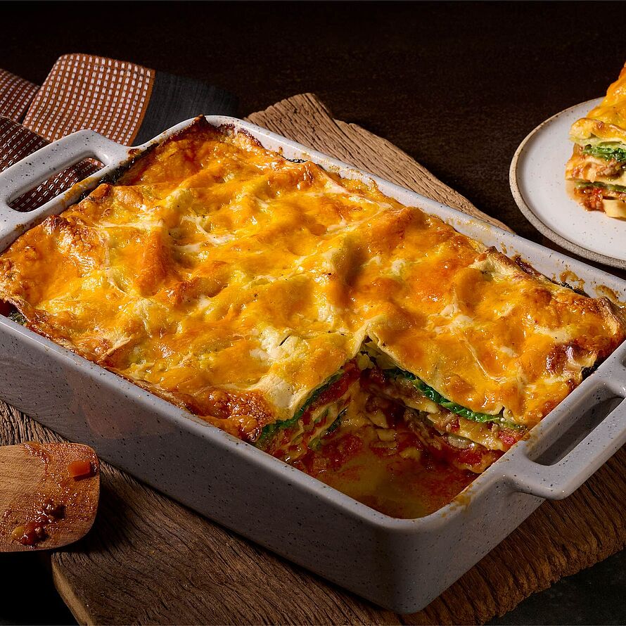 Wirsing Lasagne mit Hackfleisch und Cheddar-Kruste, die durch die Kombination von würzigem Fleisch, zartem Wirsing und einer Béchamelsauce überzeugt.