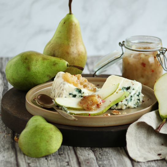 Birnenchutney Rezept – Fruchtige Beilage zu Käse selbst gemacht Teller mit cremigem Blauschimmelkäse, frischen Birnenscheiben und unserem Birnenchutney Rezept.