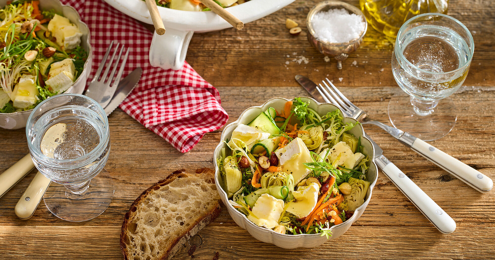 Bunter Frühlingssalat mit Camembert Bunter Frühlingssalat mit Camembert