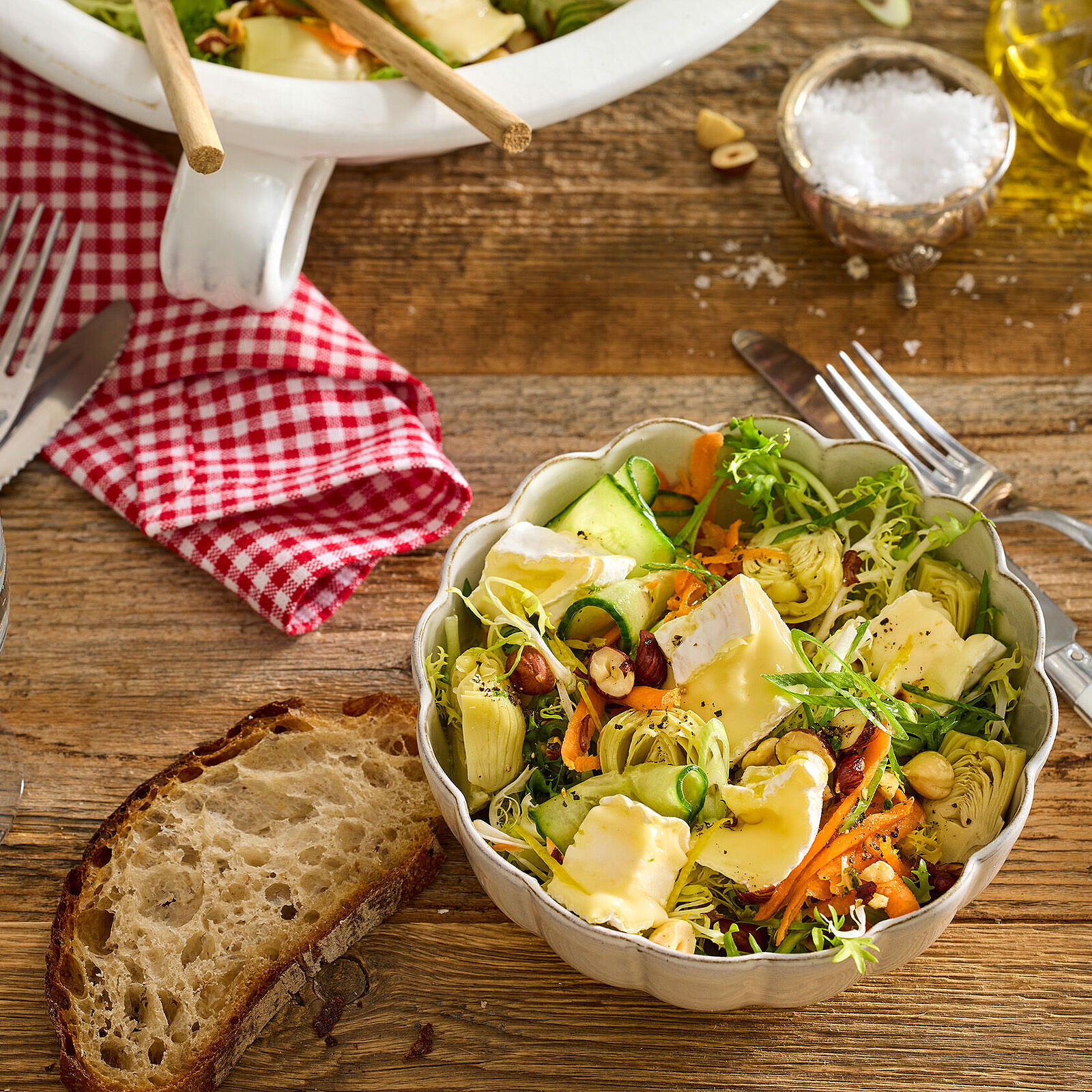 Bunter Frühlingssalat mit Camembert