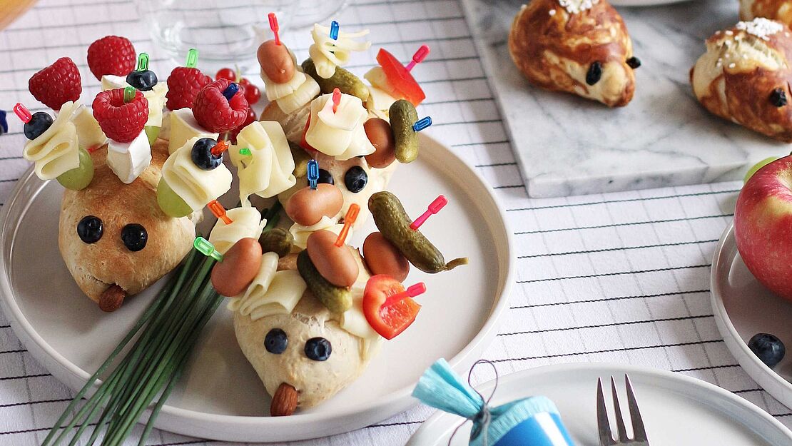 Mini Käseigel-Brötchen mit süßen und herzhaften Spießen 