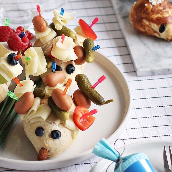 Mini Käseigel-Brötchen mit süßen und herzhaften Spießen 