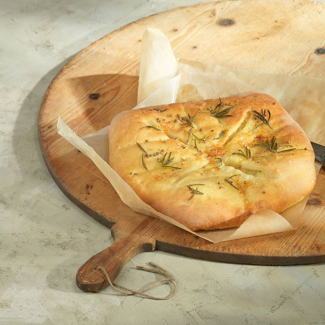 Fougasse Provençalisches Brot mit frischem Rosmarin und Koriandersamen