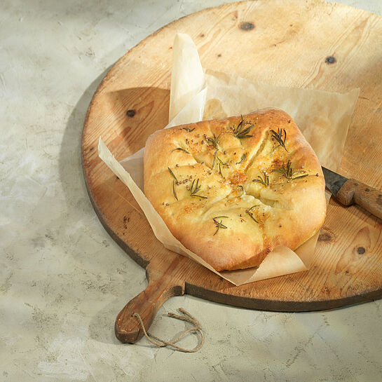 Fougasse Provençalisches Brot mit frischem Rosmarin und Koriandersamen