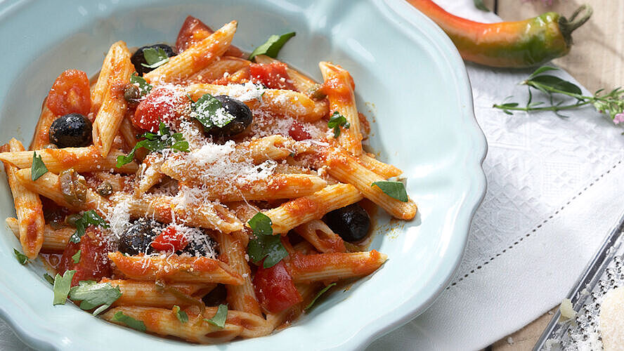 Rezept für Pasta Puttanesca mit Grana Padano Riserva, Sardellen und Kapern - Typisch italienisch