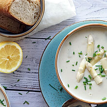 Köstliche klassische Spargelcremesuppe, serviert mit frischen Spargelstücken und verfeinert mit Schnittlauch.