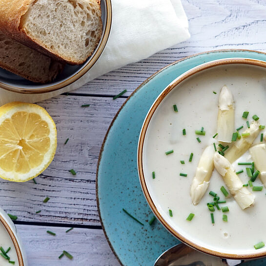 Köstliche klassische Spargelcremesuppe, serviert mit frischen Spargelstücken und verfeinert mit Schnittlauch.