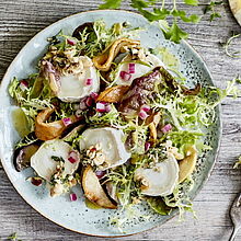 Salat mit Chavroux, Birnen und Pesto aus Haselnüssen