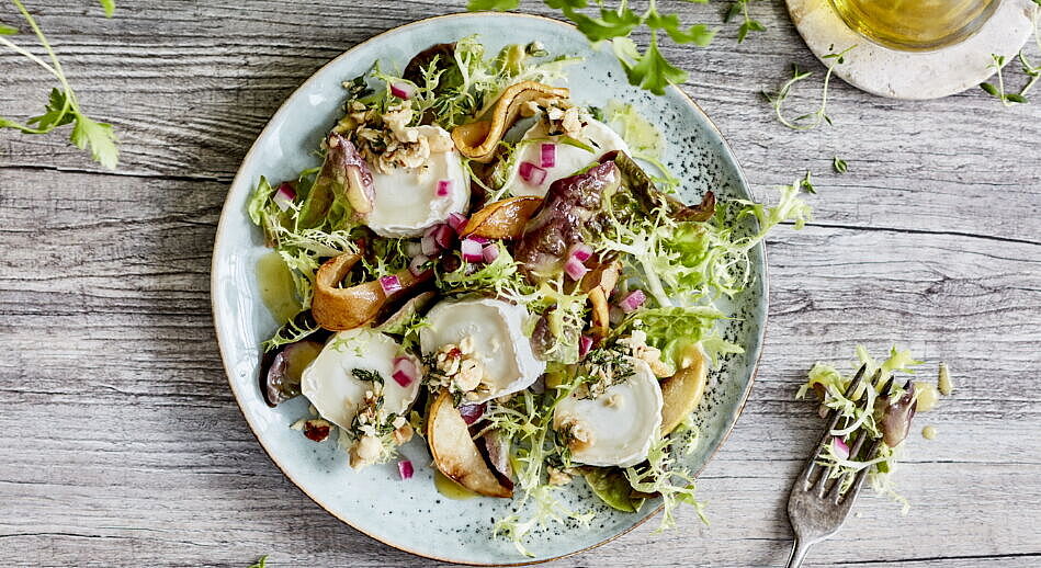 Pflücksalat mit Ziegenweichkäse, Birnen und Haselnusspesto