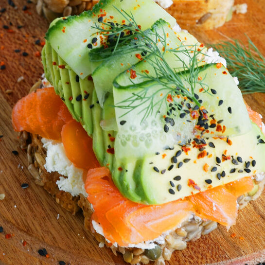 Stulle mit Frischkäse, Lachs und Avocado.