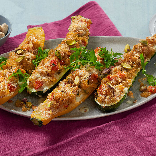 Gefüllte Zucchini mit cremigem Bulgur