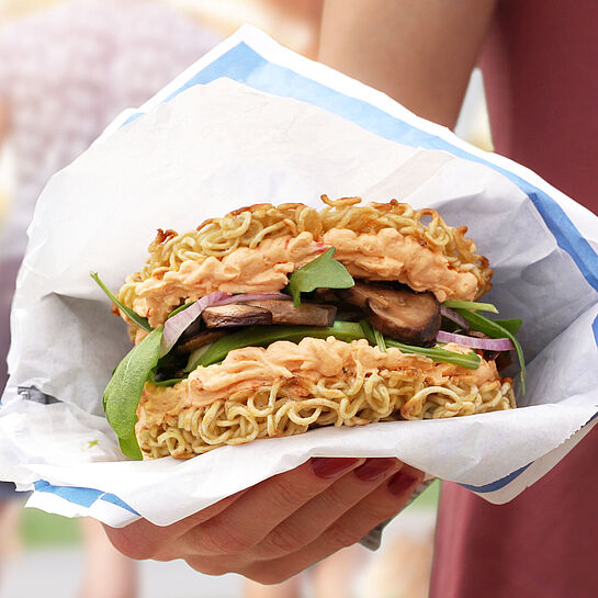 Rezept für einen leckeren Ramen-Burger mit Käse 