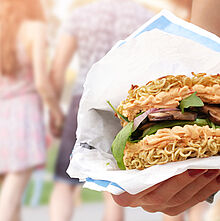 Rezept für einen leckeren Ramen-Burger mit Käse 