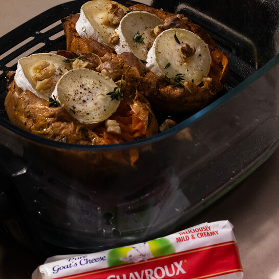 Ziegenweichkäse Rezept mit Walnusskernhälften Zwei gebackene Süßkartoffeln in einer Heißluftfritteuse, gefüllt mit Ziegenweichkäse (Chavroux), Walnüssen, Thymian und frisch gemahlenem Pfeffer.