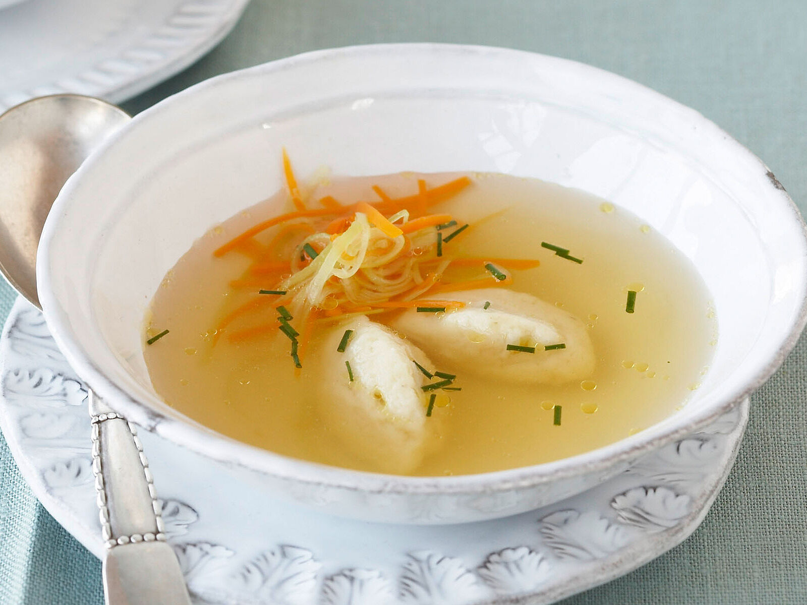Geflügelconsommé mit Käseklößchen