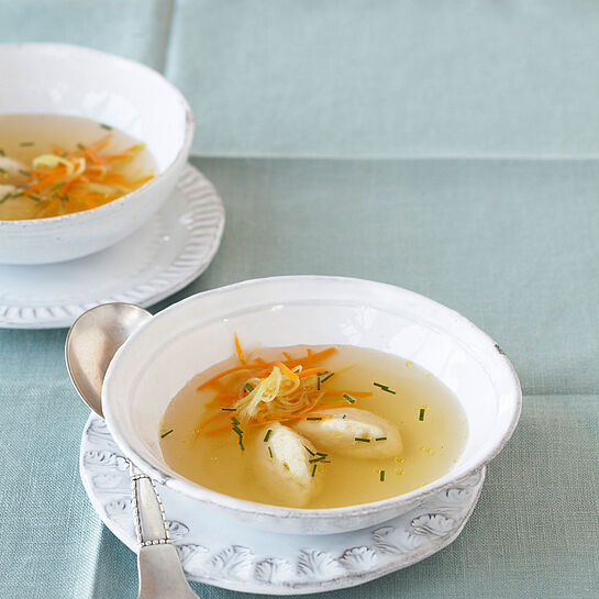 Geflügelconsommé mit Käseklößchen - genussvoll kochen